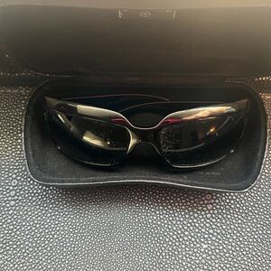 CHANEL - Oval Sleek Black Sunglasses with Case - 6022